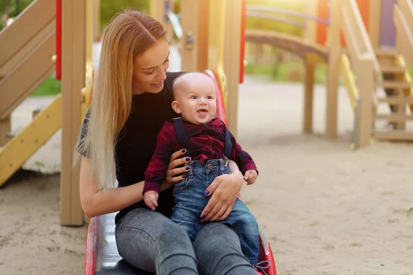 Beautiful young mother walks with her little son in a summer par — Stock Photo, Image