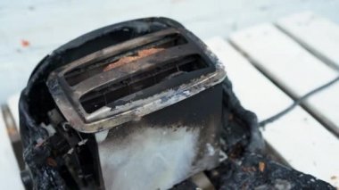 Yanan tost makinesi. Tost iki dilim tost beyaz arka plan üzerinde alev aldı
