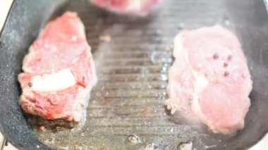 Şef hazırlama ve et restoran mutfak spicing. Eti kızartın. Bir tavada et fry. 