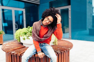 Şık karışık ırk adam, herhangi bir amaç için büyük tasarım. Genç öğrenci adam. Gençlik yaşam tarzı.