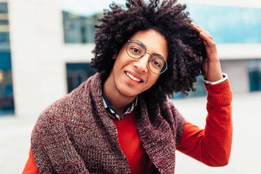 Şık karışık ırk adam, herhangi bir amaç için büyük tasarım. Genç öğrenci adam. Gençlik yaşam tarzı.