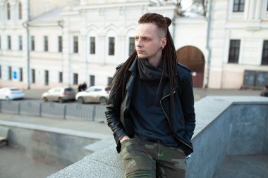 şehrin sokak sonbahar günü yürüyen rocker rock yıldız genç adam