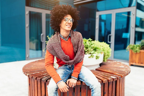 Şık karışık ırk adam, herhangi bir amaç için büyük tasarım. Genç öğrenci adam. Gençlik yaşam tarzı.