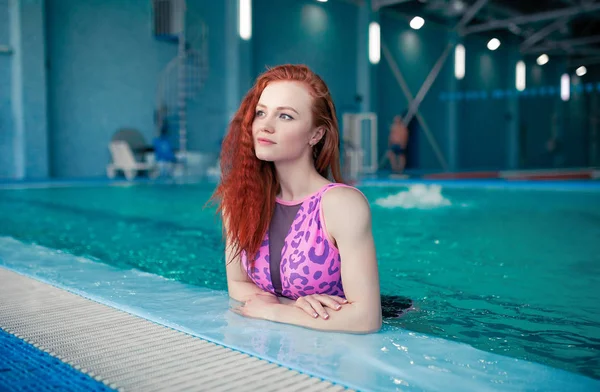 Krásná mladá žena v krytém bazénu. Sportovní sexy dívka. Zdravý životní styl — Stock fotografie