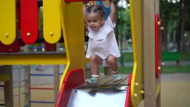 Liten flicka på lekplats. Barn som leker utomhus på sommaren. Lycklig barndom. — Stockvideo