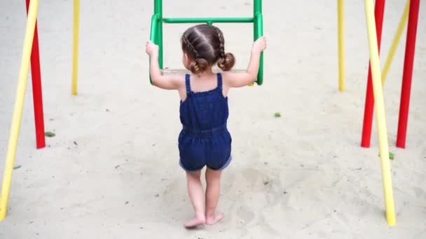 Lycklig barnflicka gungande på Swing på City Park på sommaren — Stockvideo