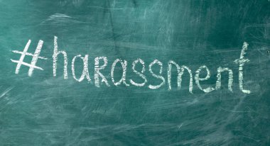 Bir tahta üzerinde tebeşir çizilmiş taciz hashtag. 