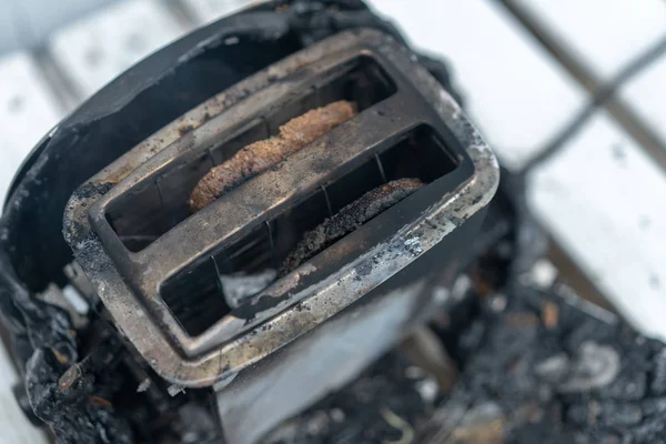 Yanan tost makinesi. Tost iki dilim tost beyaz arka plan üzerinde alev aldı