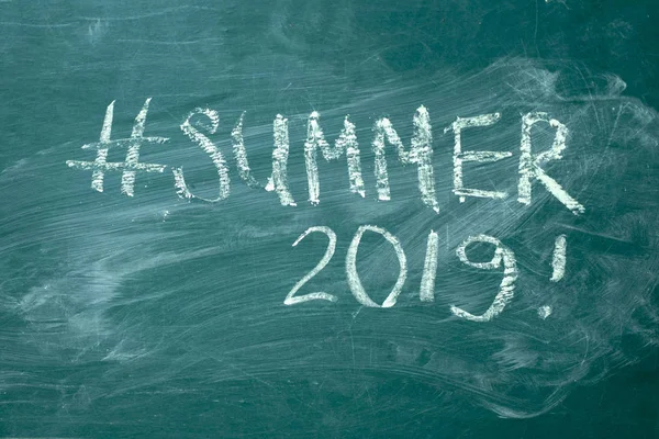 2019年夏ハッシュタグ緑色のブラックボアに白いチョークで手書き — ストック写真