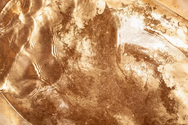 Золотой химический грязный цвет фона воды вблизи — стоковое фото