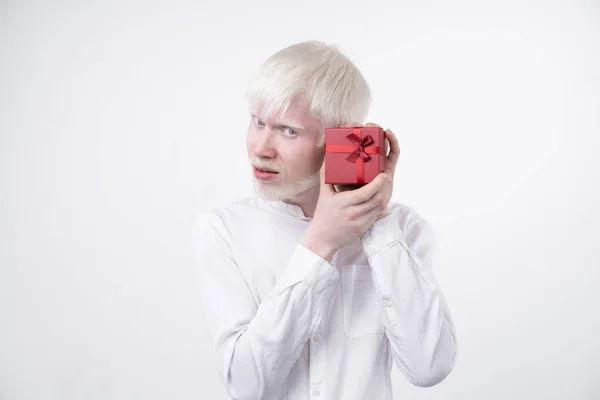 Beyaz bir arka plan üzerinde izole t-shirt giyinmiş stüdyoda bir albino adam portresi. anormal sapmalar. sıradışı görünüm — Stok fotoğraf