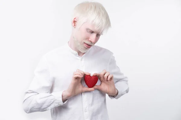 Portrait d'un homme albinos en studio vêtu d'un t-shirt isolé sur fond blanc. écarts anormaux. apparence inhabituelle — Photo