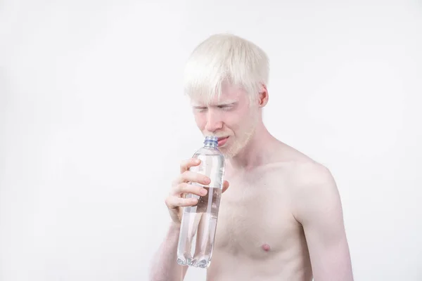 Beyaz bir arka plan üzerinde izole t-shirt giyinmiş stüdyoda bir albino adam portresi. anormal sapmalar. sıradışı görünüm — Stok fotoğraf