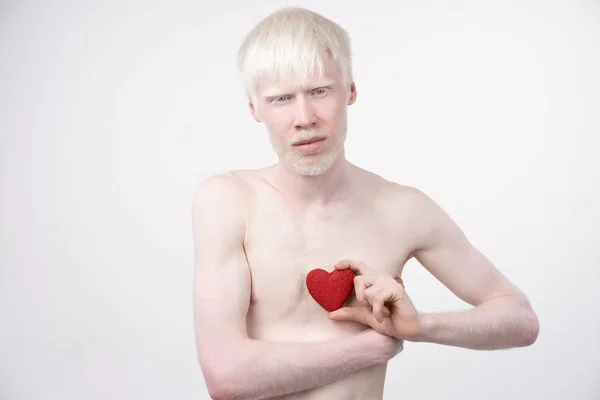 Portret Albino człowieka w Studio ubrany t-shirt wyizolowany na białym tle. nieprawidłowych odchyleń. niezwykły wygląd — Zdjęcie stockowe