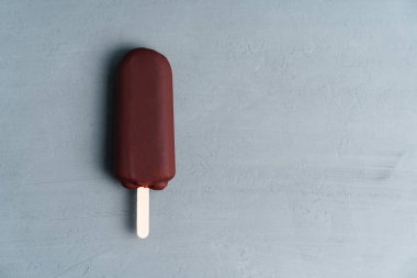 koyu arka plan kaplı çikolata çubukları dondurulmuş Popsicle ve Lolly tatlı tatlı Düz yatıyordu üzerinde dondurma sopa