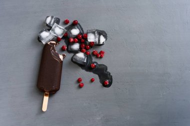 koyu arka plan kaplı çikolata çubukları dondurulmuş Popsicle ve Lolly tatlı tatlı Düz yatıyordu üzerinde dondurma sopa