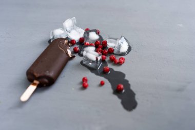 koyu arka plan kaplı çikolata çubukları dondurulmuş Popsicle ve Lolly tatlı tatlı Düz yatıyordu üzerinde dondurma sopa