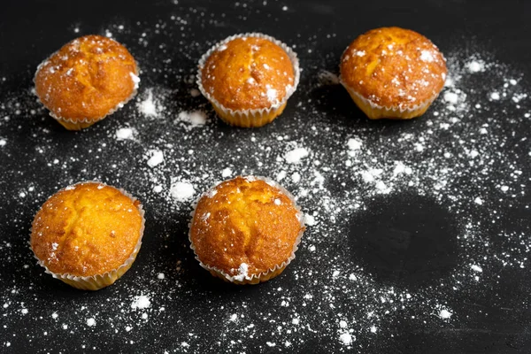 Des muffins appétissants se dressent sur une table. Pâtisseries traditionnelles sur fond sombre minimalisme . — Photo
