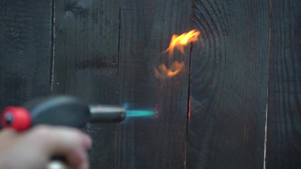 Carpinteiro profissional usando a técnica japonesa tradicional velha. Tábuas de madeira queimando com queimador de gás — Vídeo de Stock
