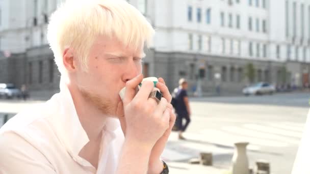 Portrait d'un homme albinos debout en plein air — Video