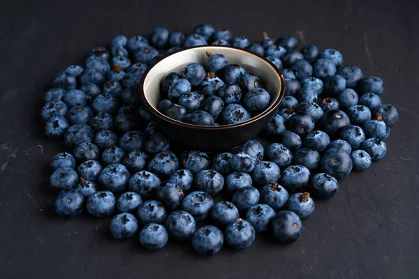 Superalimento orgánico antioxidante de arándanos en concepto de tazón de cerámica para una alimentación y nutrición saludables — Foto de Stock