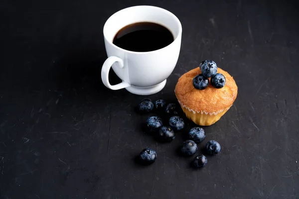 Blueberry antioxidante superfood orgânico e muffin doce com xícara de café — Fotografia de Stock