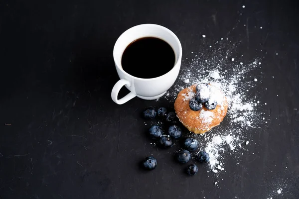 Blueberry antioxidante superfood orgânico e muffin doce com xícara de café — Fotografia de Stock