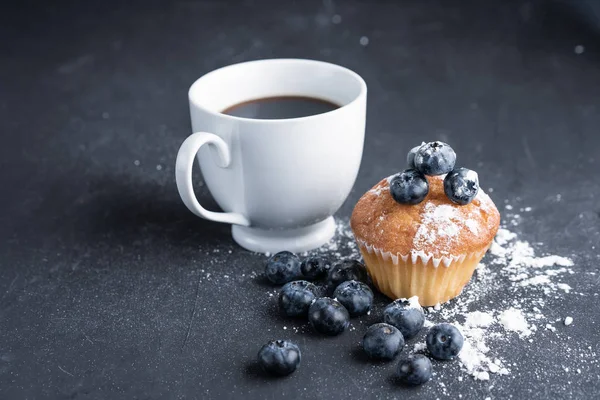 Superalimento orgánico antioxidante de arándanos y magdalena dulce con taza de café — Foto de Stock