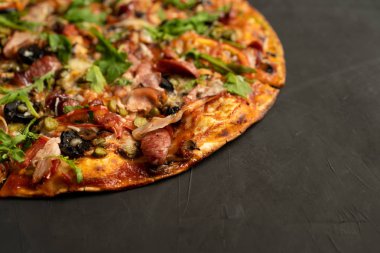 Füme sosis pastırma et domates peynira arugula ile iştah açıcı pizza 