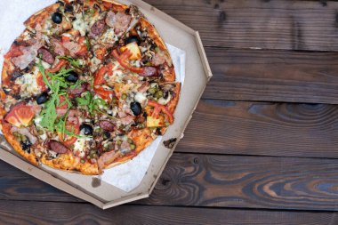 Füme sosis pastırma et domates peynira arugula ile iştah açıcı pizza 