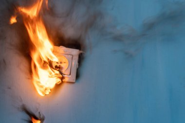 Apartman yangınına elektrik prizi arızaları neden oluyor. 