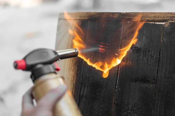 Professionele timmerman met behulp van oude traditionele Japanse techniek. Houtplanken met gasbrander verbranden — Stockfoto