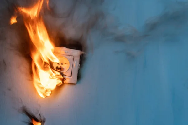 Apartment fire is caused by electrical outlet faults. — Stock Photo, Image