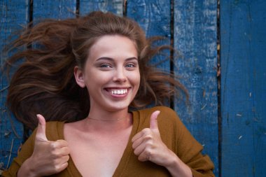 Güzel beyaz genç kadın ahşap arka plan üzerinde sırt üstü yatan. 