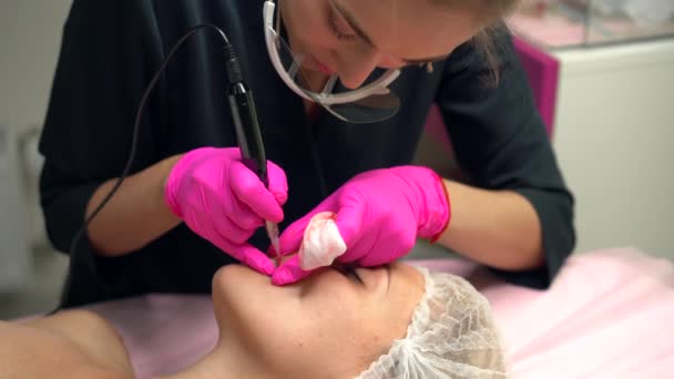 Arts cosmetoloog doet procedure permanente make-up vrouwelijke cliënt lippen 4k — Stockvideo