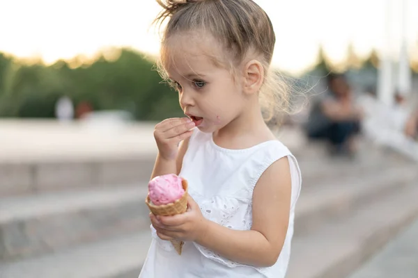 Piccola ragazza caucasica 3 anni mangia il gelato ritratto primo piano — Foto Stock