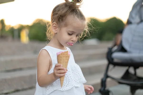 Petite fille caucasienne 3 ans mange de la crème glacée gros plan portrait — Photo