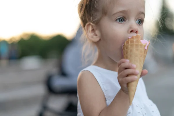 Piccola ragazza caucasica 3 anni mangia il gelato ritratto primo piano — Foto Stock