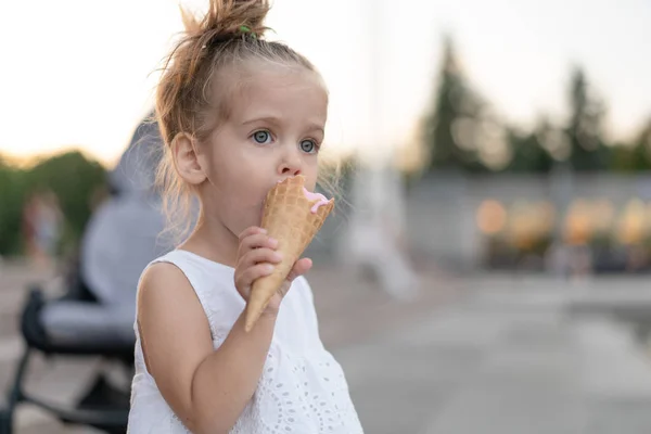 Liten kaukasiska flicka 3 år äter glass närbild porträtt — Stockfoto