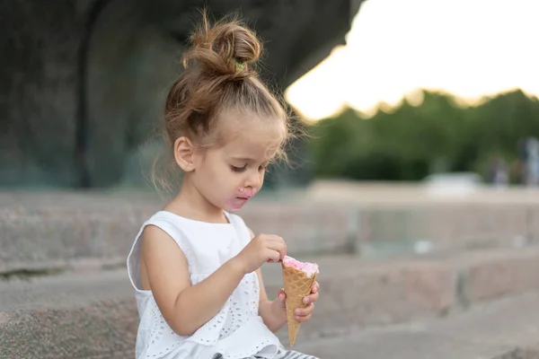 Klein blank meisje 3 jaar oud eet ijs closeup portret — Stockfoto