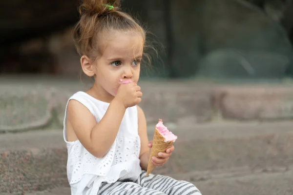 Petite fille caucasienne 3 ans mange de la crème glacée gros plan portrait — Photo