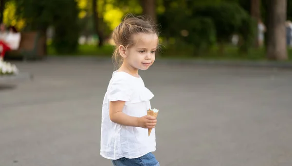 Liten kaukasiska flicka 3 år äter glass närbild porträtt — Stockfoto