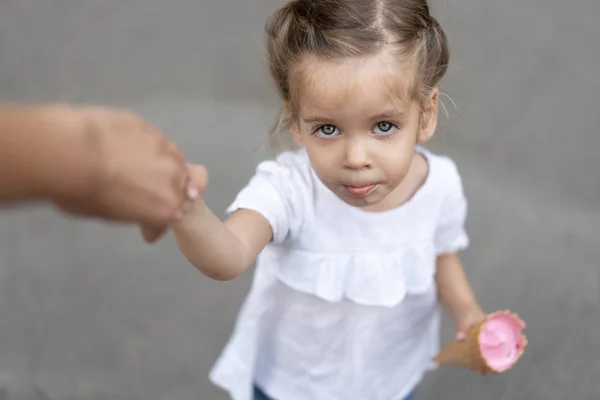 Petite fille caucasienne 3 ans mange de la crème glacée gros plan portrait — Photo