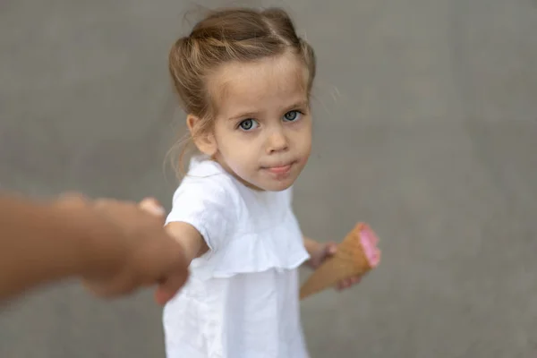 Klein blank meisje 3 jaar oud eet ijs closeup portret — Stockfoto