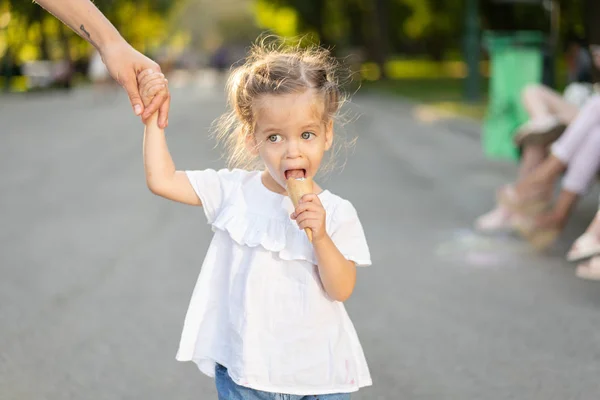 Klein blank meisje 3 jaar oud eet ijs closeup portret — Stockfoto