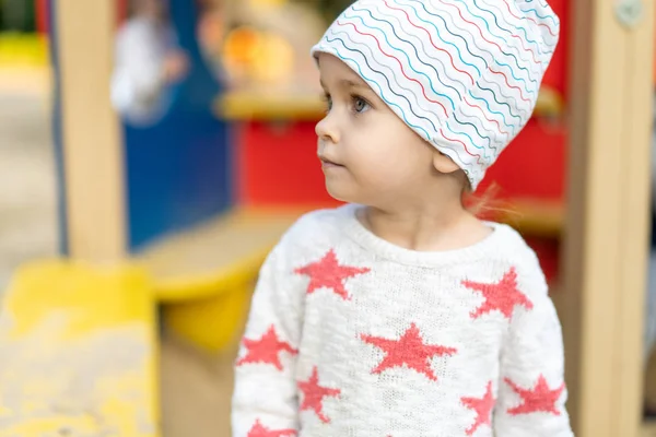 Malá běloška dívka detailní up portrét oblečený v klobouku a svetr s hvězdami — Stock fotografie