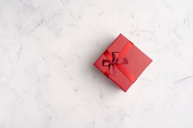 Beyaz bir arka plan karşı Kırmızı kare tatil hediye kutusu
