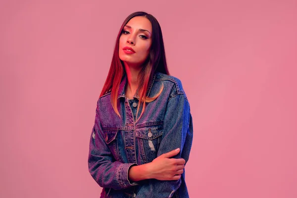 Beautiful caucasian girl in a denim jacket posing in the studio on a white background. — Stock Photo, Image