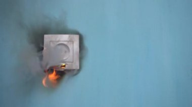 Apartman yangınına elektrik prizi arızaları neden oluyor. 
