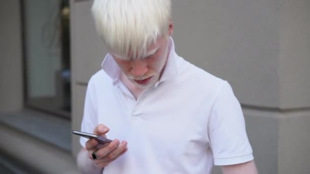 Portrait d'un homme albinos debout en plein air — Video